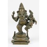 Bronzefigur Tanzender Ganesha mit Kind im Arm, Indien wohl 1. H. 20. Jh., Gottheit auf Podest mit