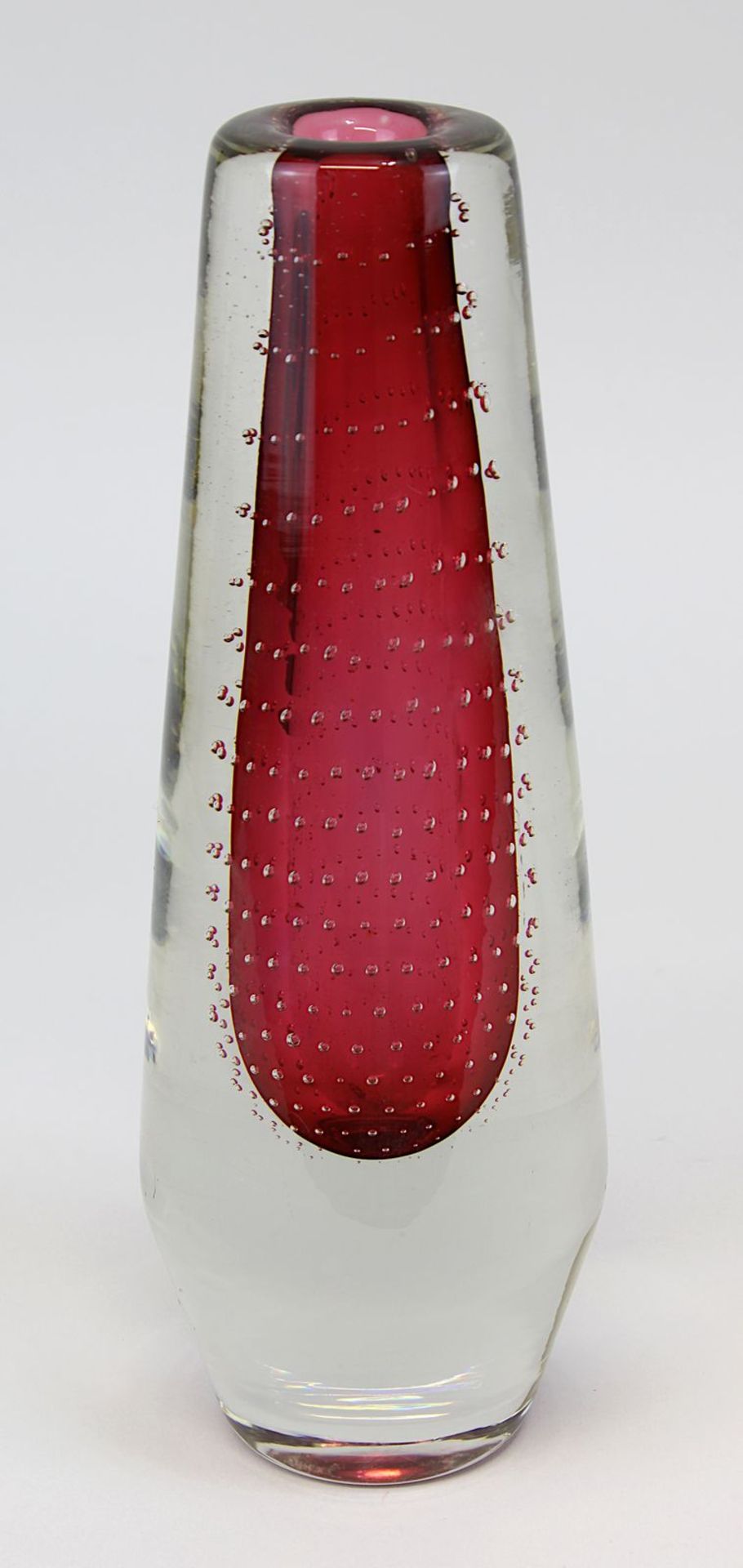 Glasvase 2. H. 20. Jh., massives Klarglas mit eingestochenen Luftblasen, innen mit rosafarbenem