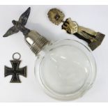 Drei Objekte, Deutsches Reich 1871 - 1918: EK II, Reservistenflasche mit Adlerbekrönung und Nadel