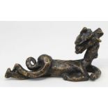 Humoristische Bronze-Tierfigur, liegendes Tier (Esel?) mit Hut, ungedeuteter Künstler 20. Jh., L
