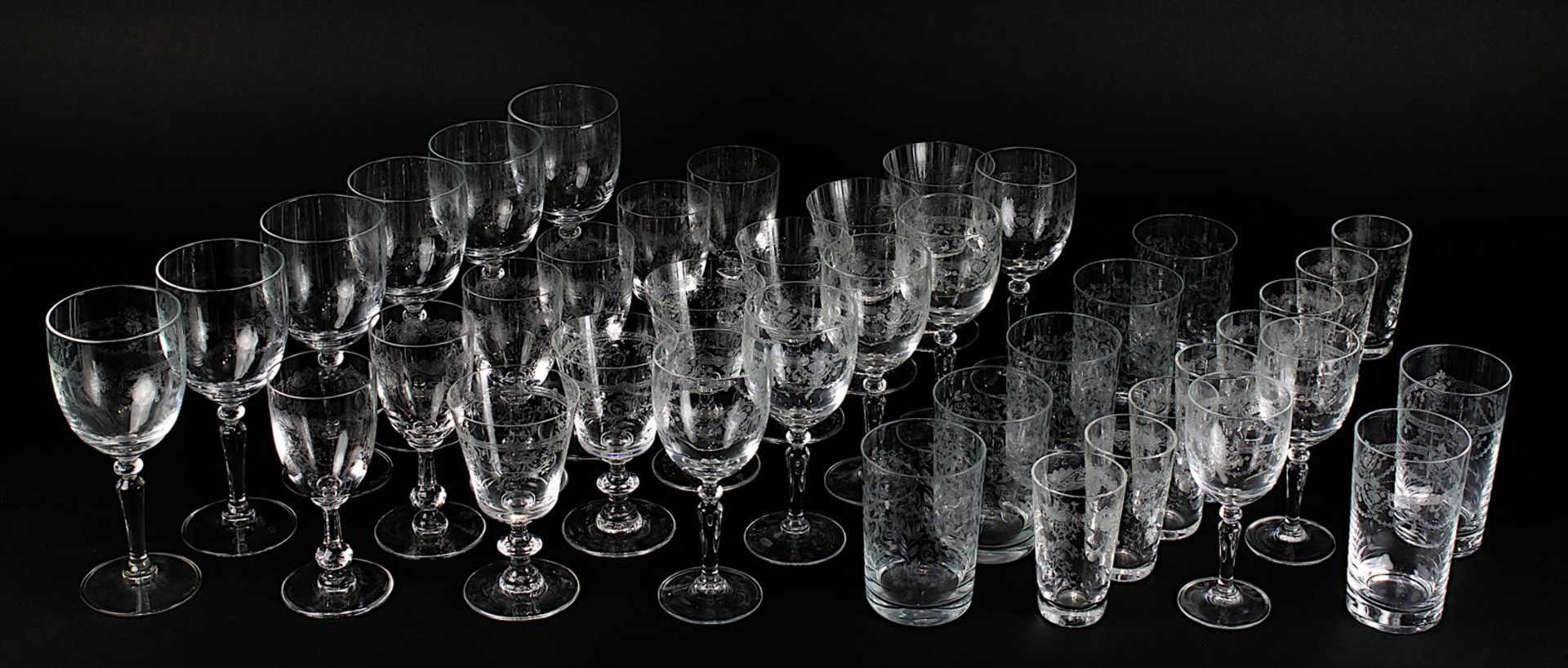 Konvolut von 40 Gläser mit Schliff- bzw. Ätzdekor, darunter sechs Bourgognegläser, Saint Louis,