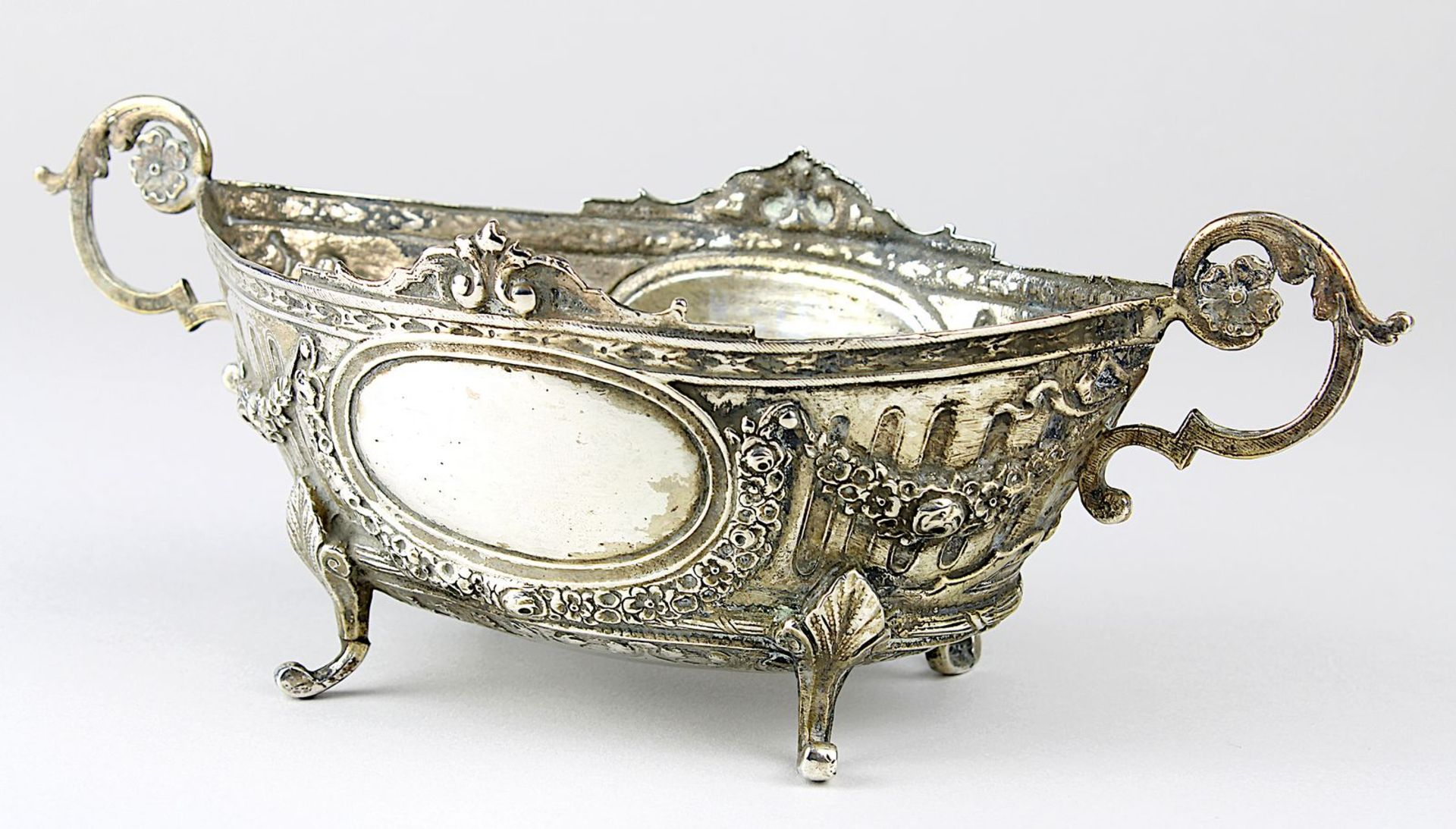 Schale aus Silber, 1. H. 20. Jh., im Louis XVI Stil, in Schiffchenform auf vier Füßen ( einer