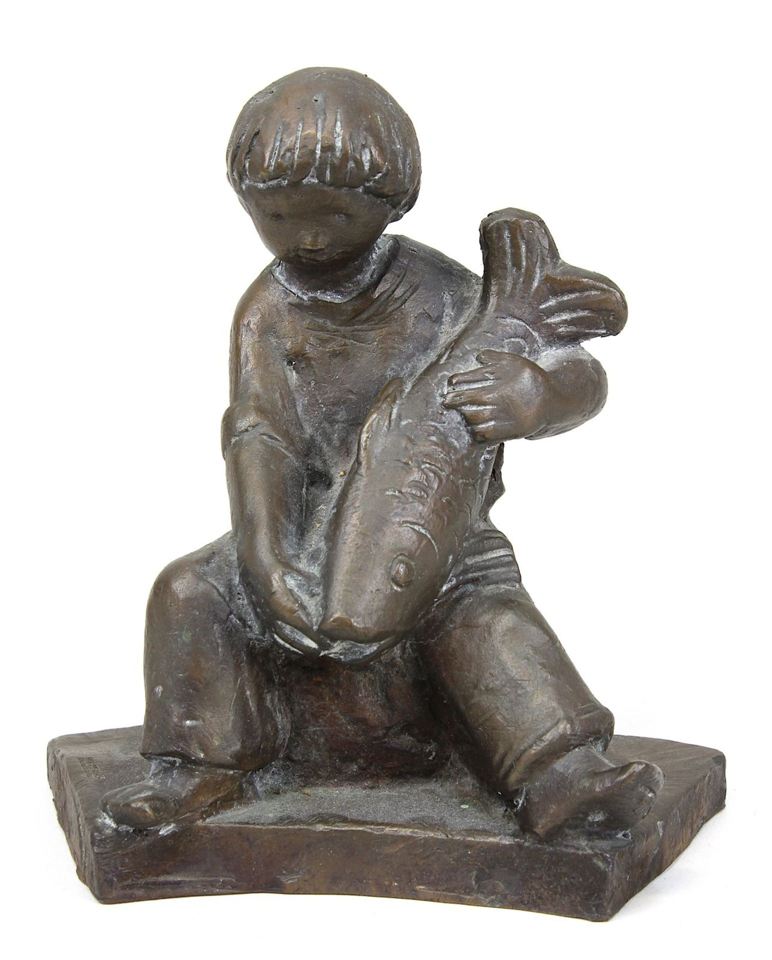Monogrammist GÜ, Sitzender Knabe mit großem Fisch, Bronzefigur, deutsch 2. H. 20. Jh., auf Plinthe