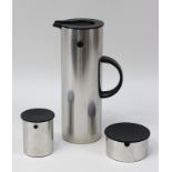 Kaffeekanne, Milchgießer und Zuckerdose, Stelton, 2. H. 20. Jh., Entwurf Erik Magnussen 1970er Jahre
