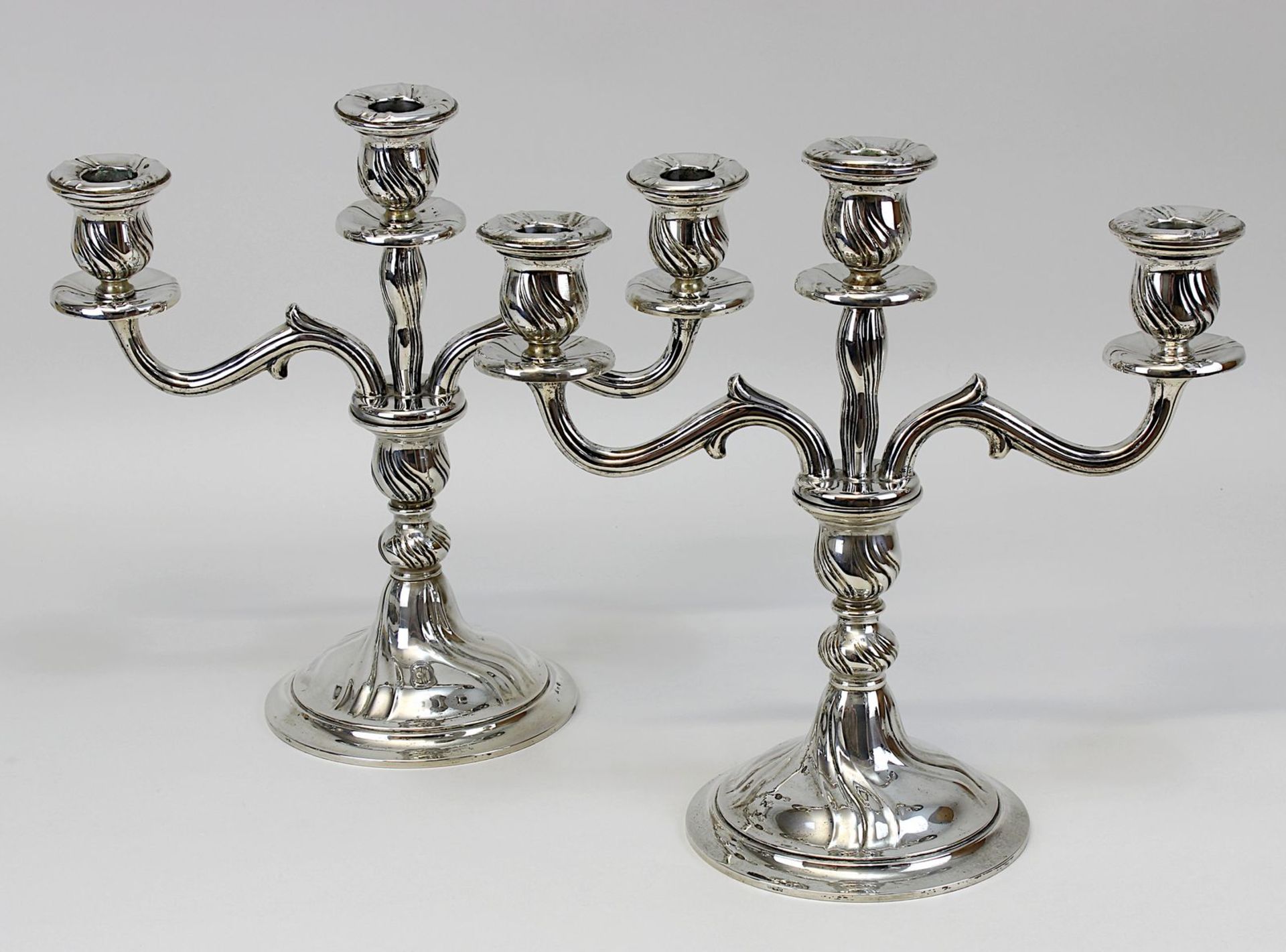 Paar Girandolen aus 800er Silber, 2. H. 20. Jh., im Barockstil, jeweils dreikerzig, mit