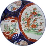 Große Imari-Porzellanplatte, Japan, runde glatte Tellerform, cremefarbener Scherben auf Schauseite