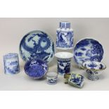 Konvolut 9 Teile asiatisches Porzellan in Blauweiß, bestehend in: 2 Teedosen China, H 14 bzw. 20 cm;