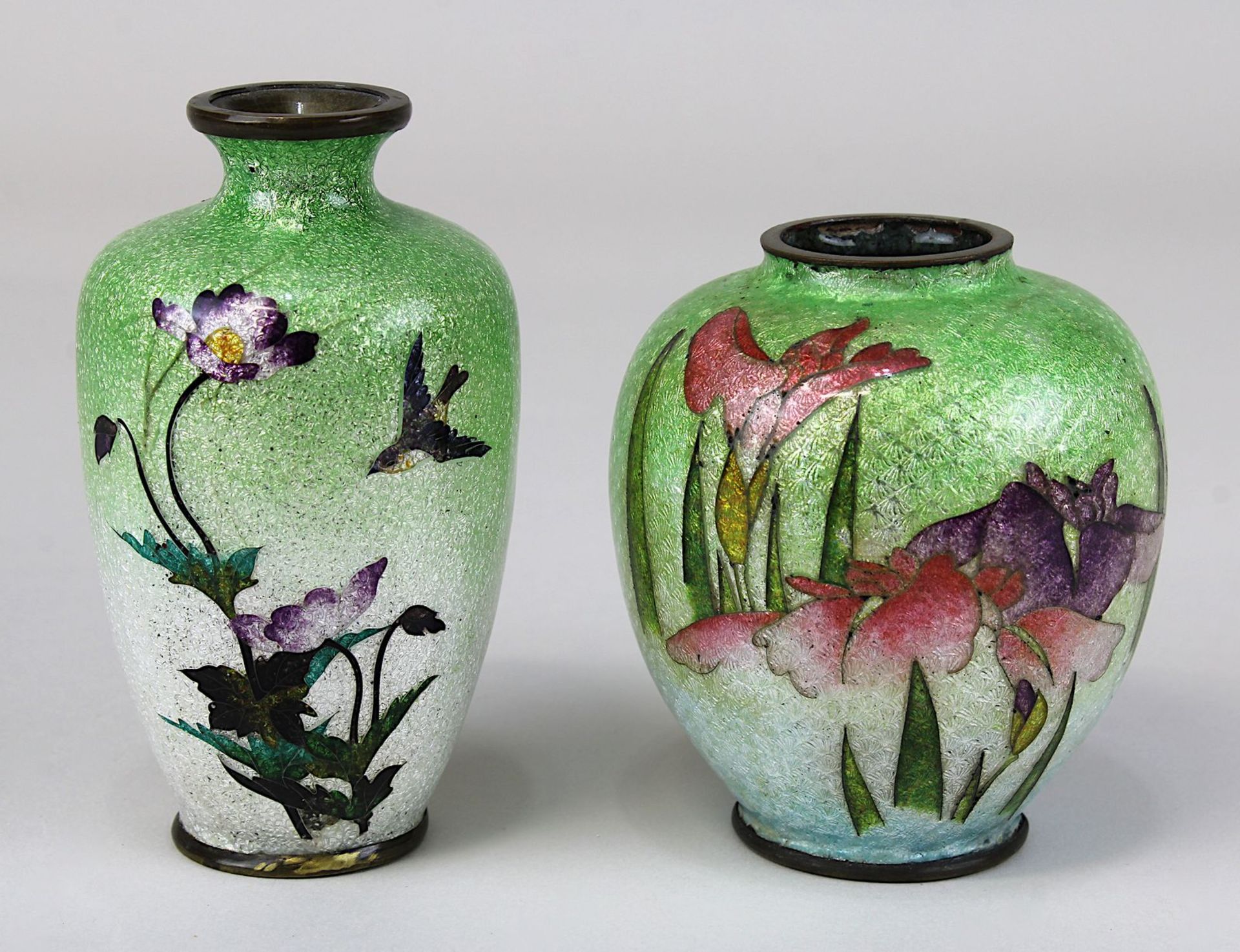 2 Miniatur-Vasen Cloisonné auf guillochiertem Grund, Japan um 1900, jew. Messingkorpus belegt mit