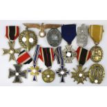 Konvolut Orden und Auszeichnungen, Deutsches Reich 1933 - 1945: EK II, an Bandstück;