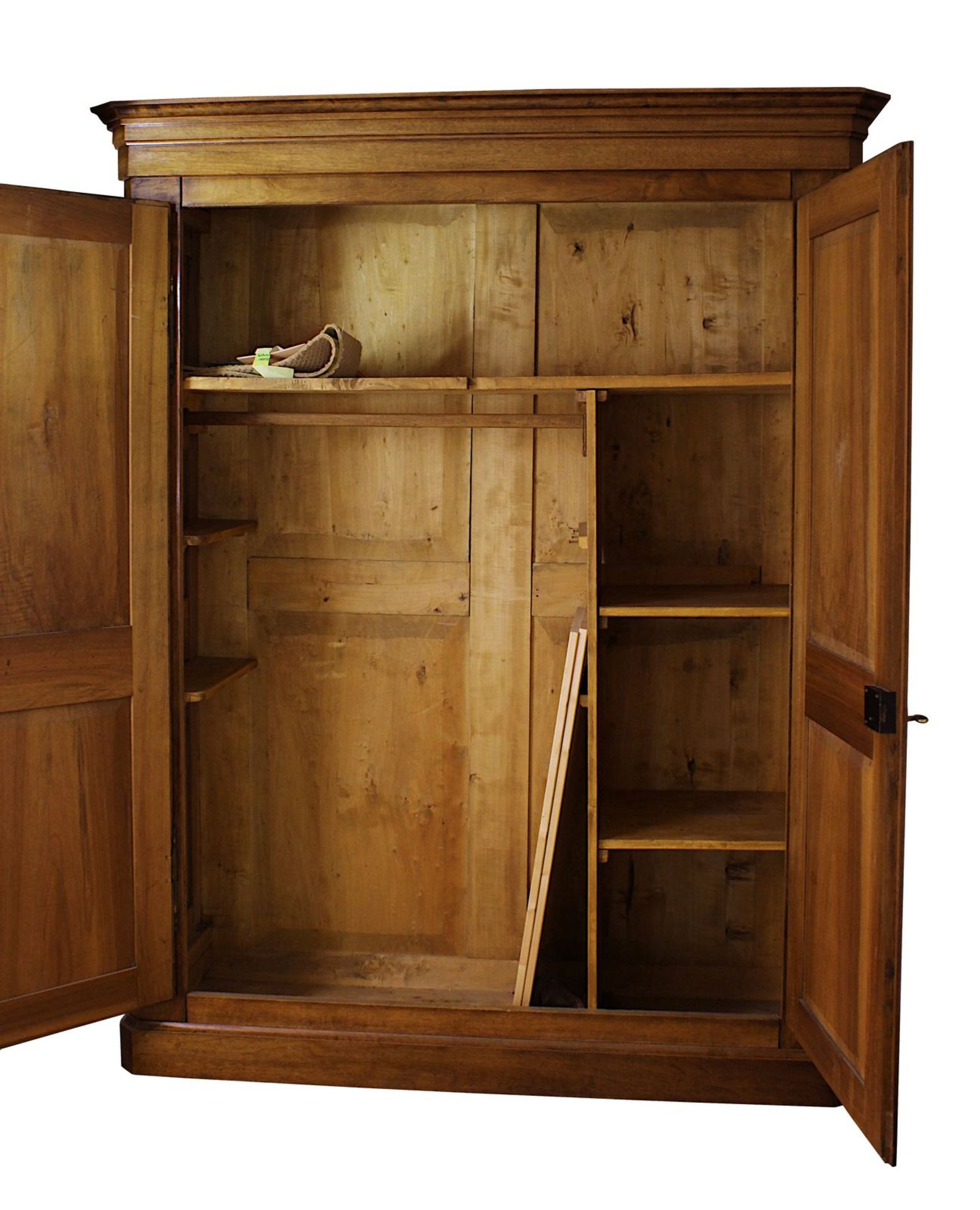 Nussbaumschrank, Mitte 19. Jh., zweitürig, kassettierte Türen und Seiten, mit geraden Füllungen, - Image 2 of 2