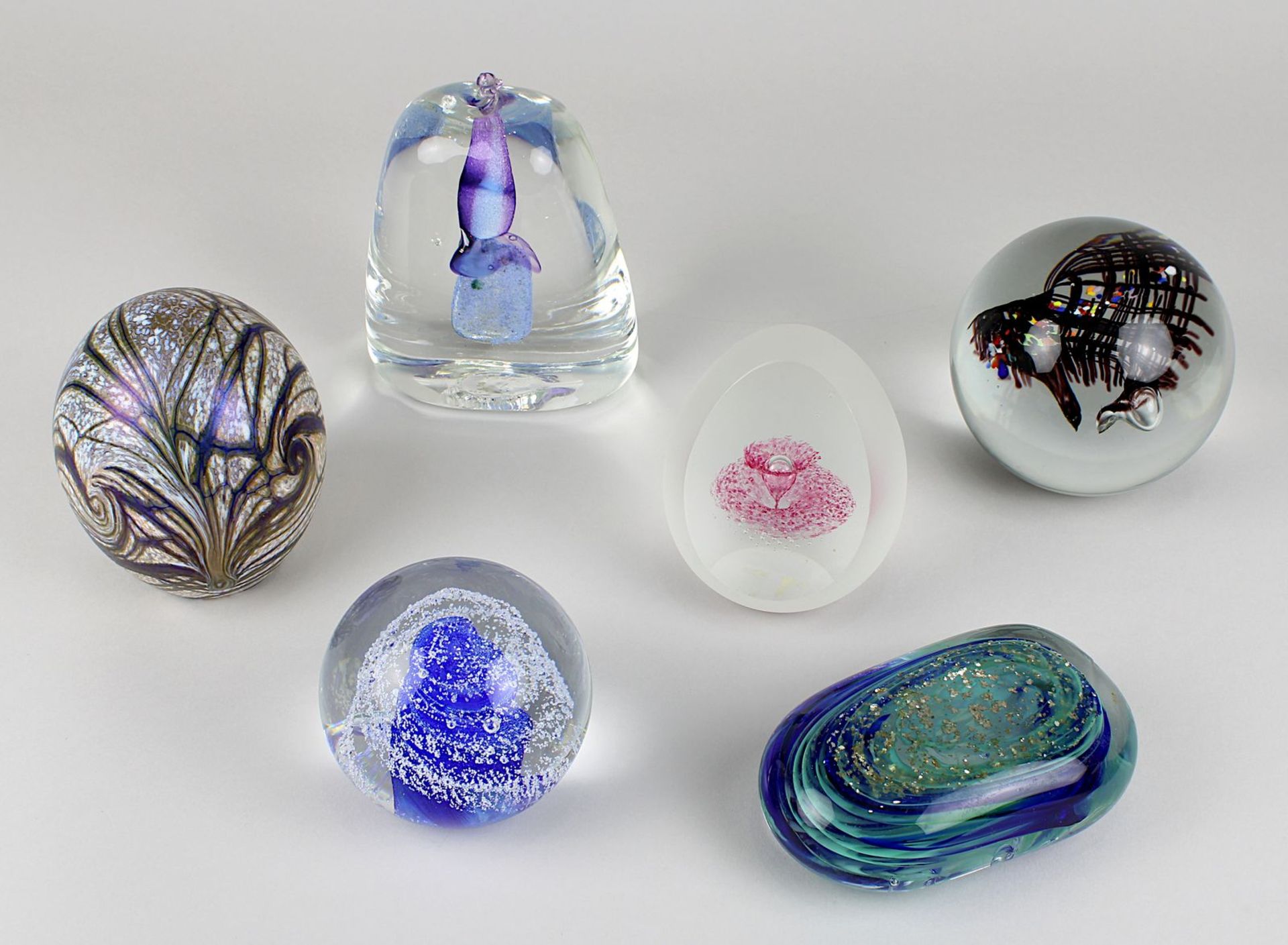 6 Kunstglas-Paperweights, einer von Schmid, Bayerischer Wald, einer signiert Isabelle, vier in