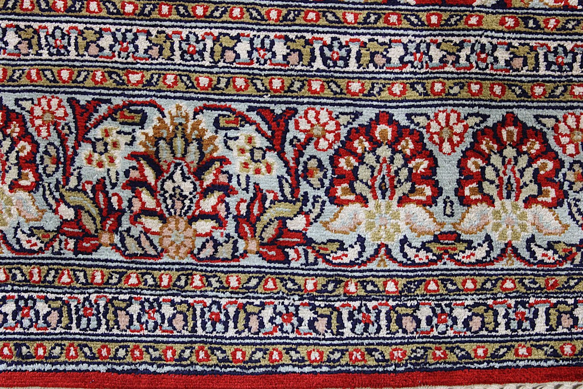 Kaschmir-Brücke 2. H. 20. Jh., Seide auf Baumwolle, rotgrundig, mit Mittelmedaillon u. abgesetzten - Image 4 of 7