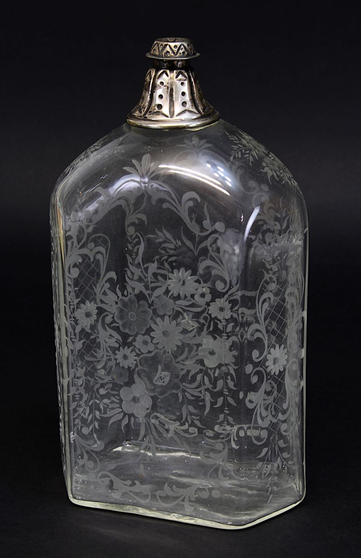 Sechskantflasche mit Silberverschluß, Böhmen um 1880, nach barockem Vorbild, flach gedrückter