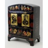 Kleines Kabinettschränkchen, Japan um 1900, Holz schwarz lackiert und in Gold und Rot fein bemalt