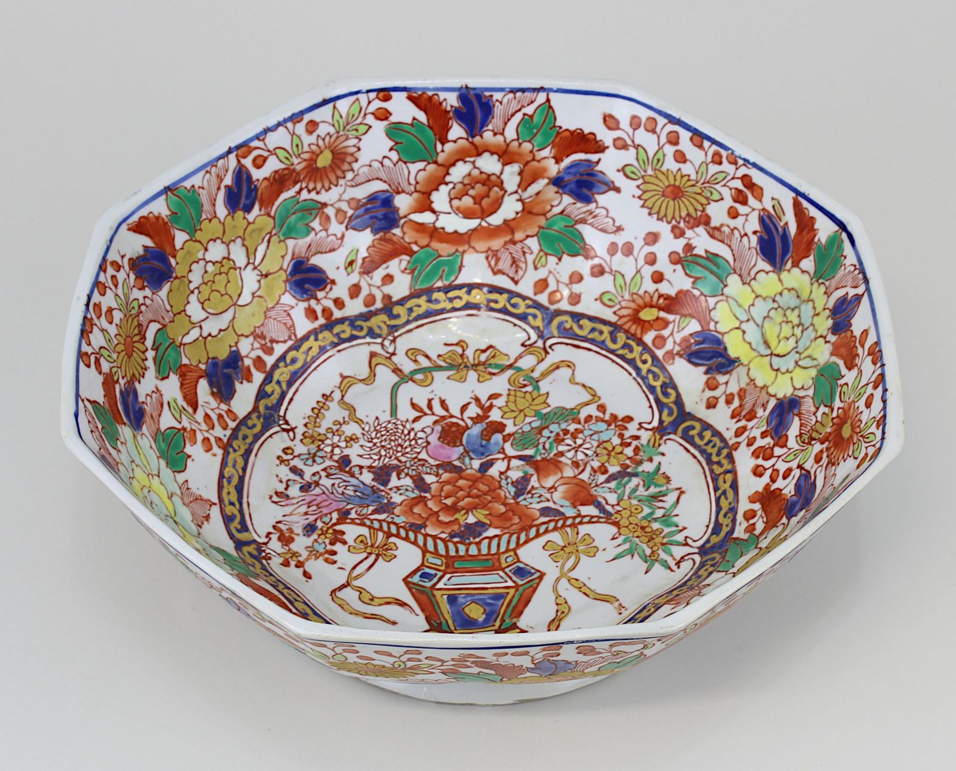 Große bemalte Schüssel im Imari-Stil, wohl China 20. Jh., oktogonale Form, innen und außen polychrom