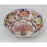 Große bemalte Schüssel im Imari-Stil, wohl China 20. Jh., oktogonale Form, innen und außen polychrom