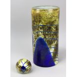 Große Kunstglasvase und Paperweight, wohl tschechisches Studioglas um 1980, jew. Klarglaskorpus