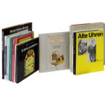 13 Bücher zu Uhren, u. a. Rene Beyer "Antike Uhren - Neuerwerbungen. Uhrenmuseum Beyer Zürich",