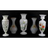 Fünf Alabasterglasvasen, Nordböhmen um 1880, außen matt geätzt, mit Blumendekor bzw. ein Paar mit