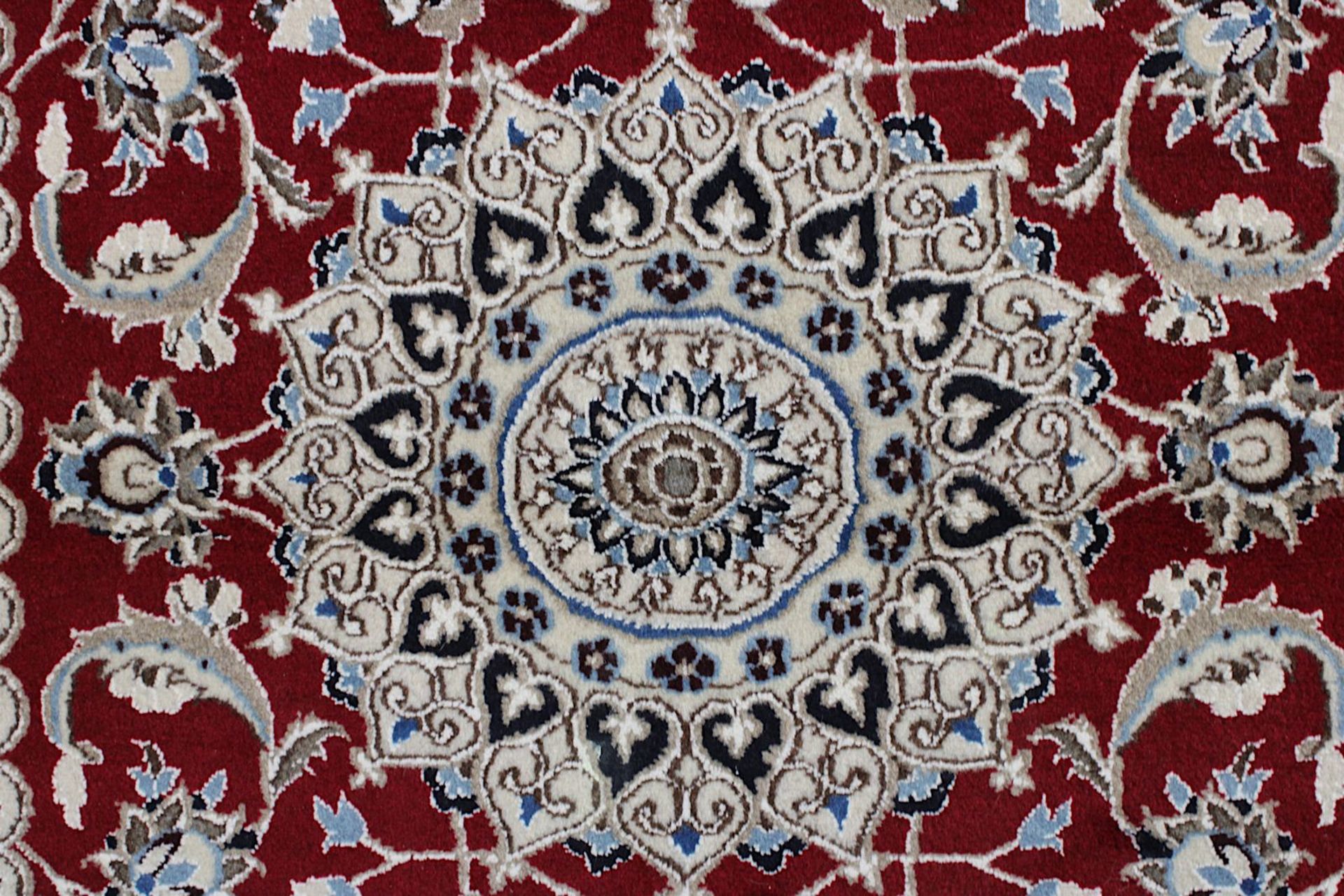 Nain-Brücke, Persien 2. H. 20. Jh., Wolle, rotgrundiger Fond mit rundem Mittelmedaillon, mehrfache - Bild 2 aus 7
