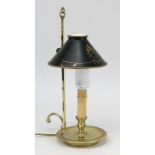 Bouillotte-Lampe im Empire Stil, 2. H. 20. Jh., Messing, einkerzig, Tellerrand mit Rosenfries,