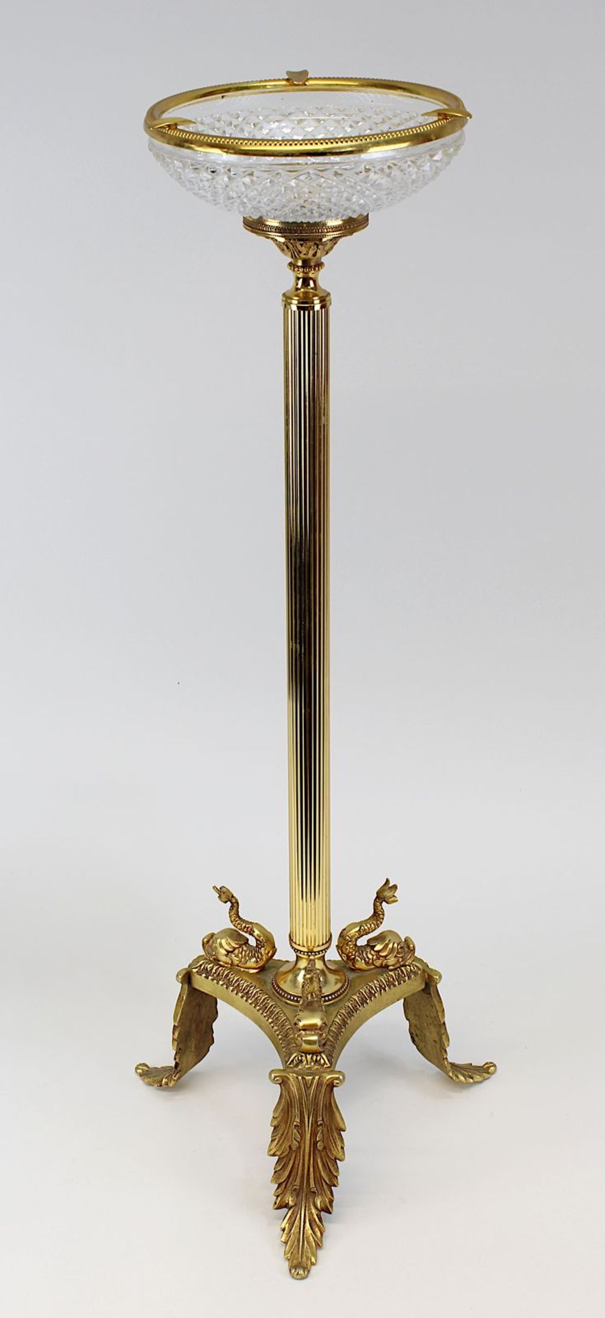 Standascher 2. H. 20. Jh., wohl vergoldeter Messingguss im Empire - Stil, runder Ascher aus Glas,
