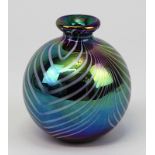 Kleine WMF-Glasvase, um 1990, kugelige Vase aus dunkelviolettem Glas, irisierte Oberfläche mit