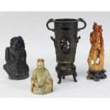 Chinesisches Bronzegefäß und 3 Steinfiguren: Sitzende Figur des Gottes Shou Xing, graugelbe Jade (?)