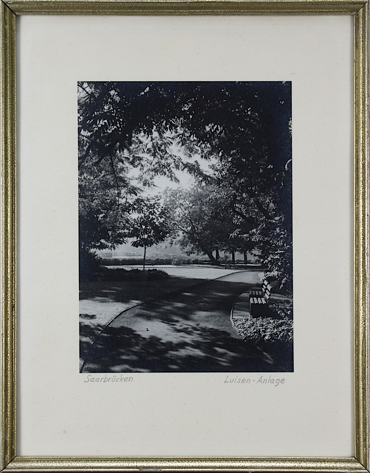 Vier Künstlerfotos mit Saarbrücker Ansichten, 1950er Jahre, schwarz-weiß, je 16,5 x 22,5 cm, - Image 3 of 5