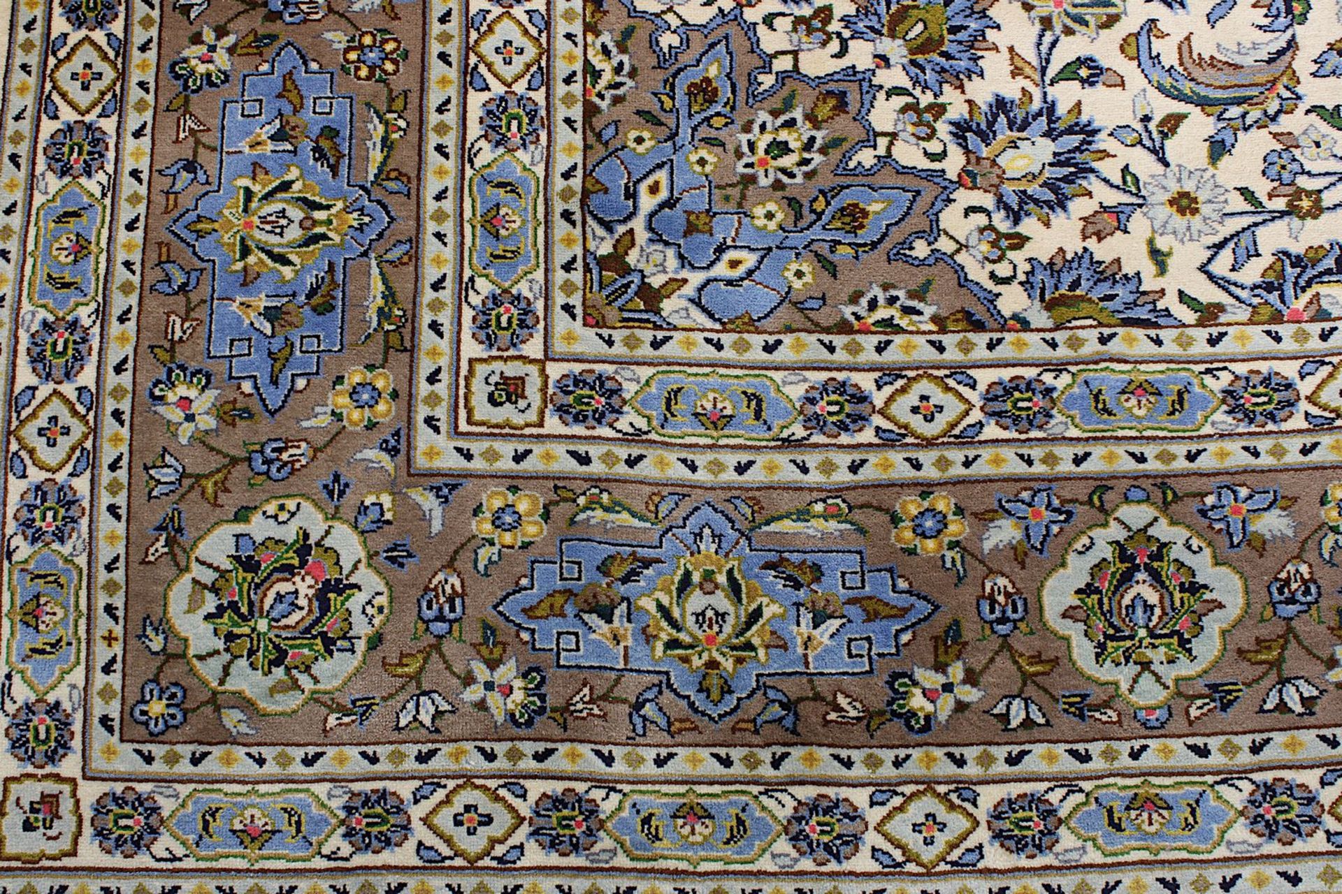 Keshan, Persien 2. H. 20. Jh., beiger Fond mit Mittelmedaillon, durchzogen von Blatt- u. Blütenwerk, - Bild 4 aus 7