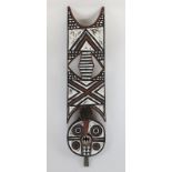 Zoomorphe Brettmaske nwantantay der Bwa / Bobo, Burkina Faso, Holz geschnitzt und schwarz-weiß-rot
