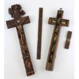 Zwei Reliquienkreuze, alpenländisch 19. Jh., wohl Buchsbaumholz, Schauseite beschnitzt jeweils mit