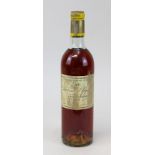 Eine Flasche 1973er Château d´Yquem, Lur Saluces, Etikett mit Altersspuren, ebenso Altersspuren an