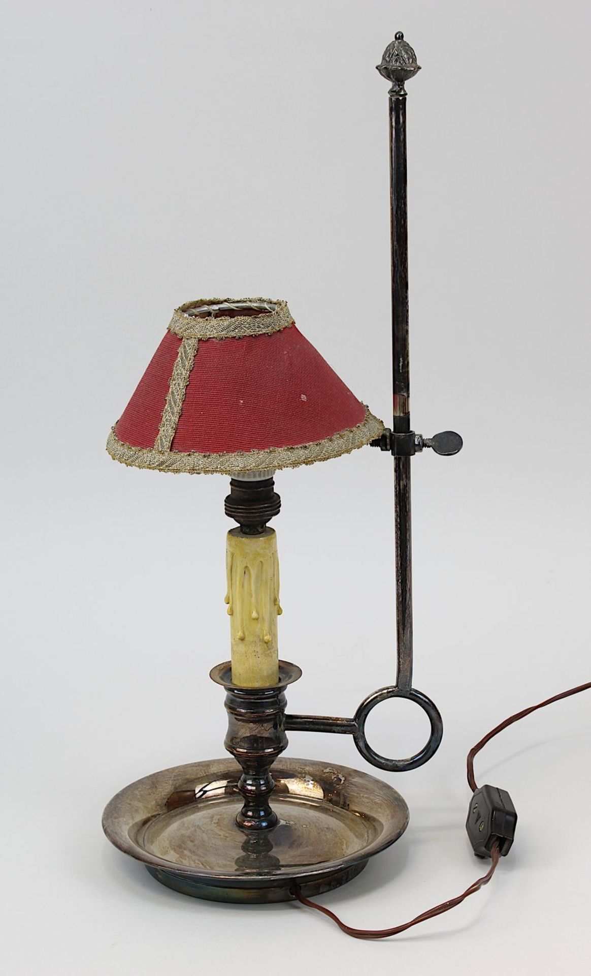 Bouillotte-Lampe, im Stil des 18. Jh, 2. H. 20. Jh., Metall versilbert, einkerzig, mit rotem