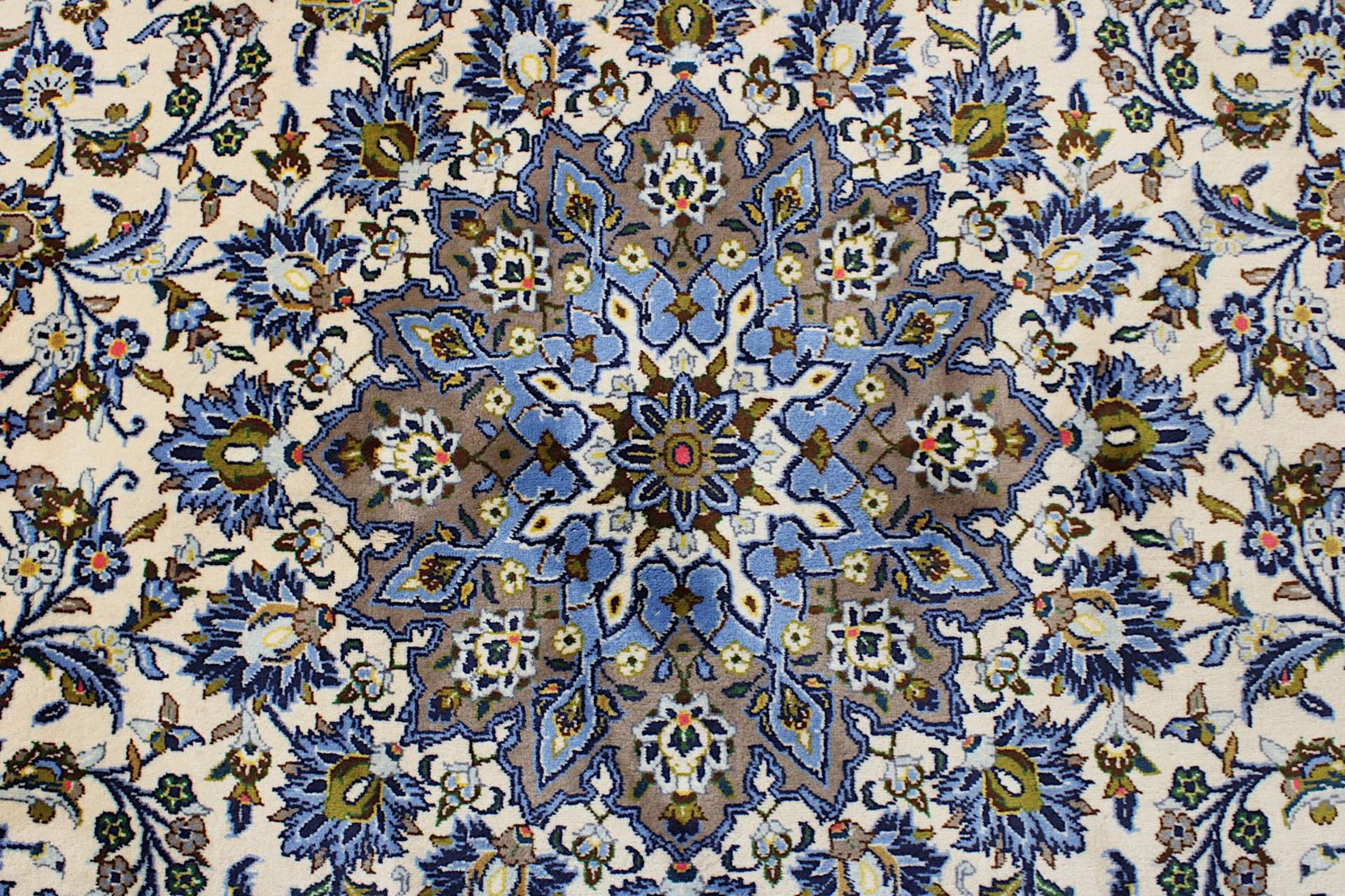 Keshan, Persien 2. H. 20. Jh., beiger Fond mit Mittelmedaillon, durchzogen von Blatt- u. Blütenwerk, - Bild 2 aus 7