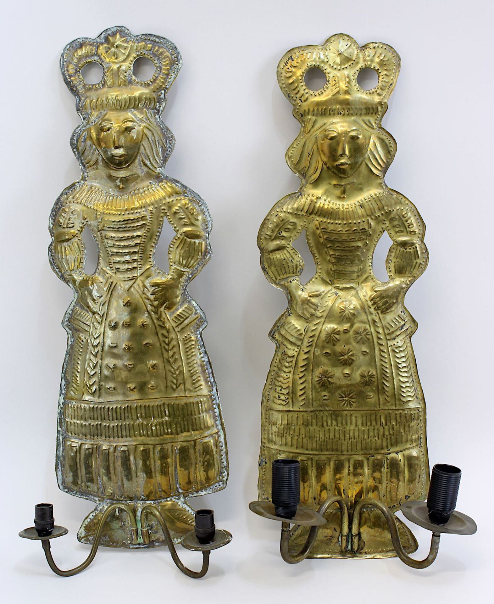 Paar Wandappliken, norddeutsch 1. H. 19. Jh., Messingblech in Gestalt von zwei Frauen in Tracht, mit