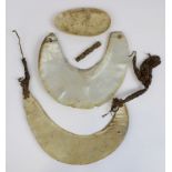 2 Kina-Wertmuscheln, Cymbium-Anhänger und Figürchen aus Knochen, Sepik, Papua-Neuguinea: Zwei