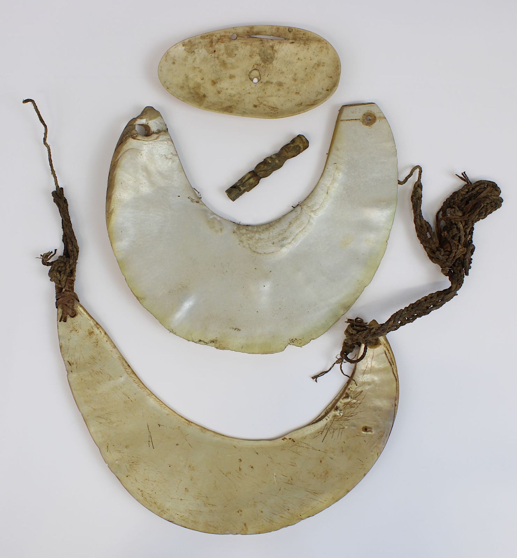 2 Kina-Wertmuscheln, Cymbium-Anhänger und Figürchen aus Knochen, Sepik, Papua-Neuguinea: Zwei