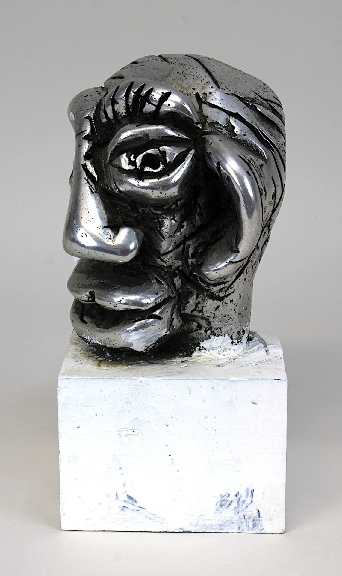 Zeitgenössischer Künstler, 2. H. 20. Jh., Kopf auf viereckigem Podest, Metallguss, partiell weiß - Bild 2 aus 5