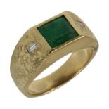 Gelbgold-Herrenring mit Smaragd und 2 Diamanten, gestempelt 14 Kt, Ringkopf besetzt mit einem