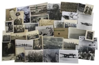 Konvolut von über 100 Photos und Postkarten, meist Deutsches Reich 1933 - 1945, WK I und WK II: