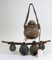 4 Bronzeglocken, Thailand, dazu Kalebassen-Gefäß: 2 größere und 2 kleinere Glocken aus Bronze /