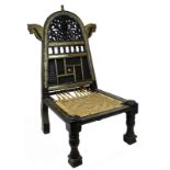 Prunkvoller indischer "Pida"-Stuhl, Rajasthan wohl 1. H. 20. Jh., mit niedriger Sitzfläche und hoher