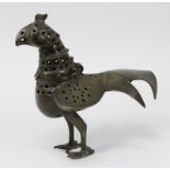 Mittelalterlich-islamisches Räuchergefäß in Form eines Falken,  Bronze, wohl Khurassan 12. Jh.,