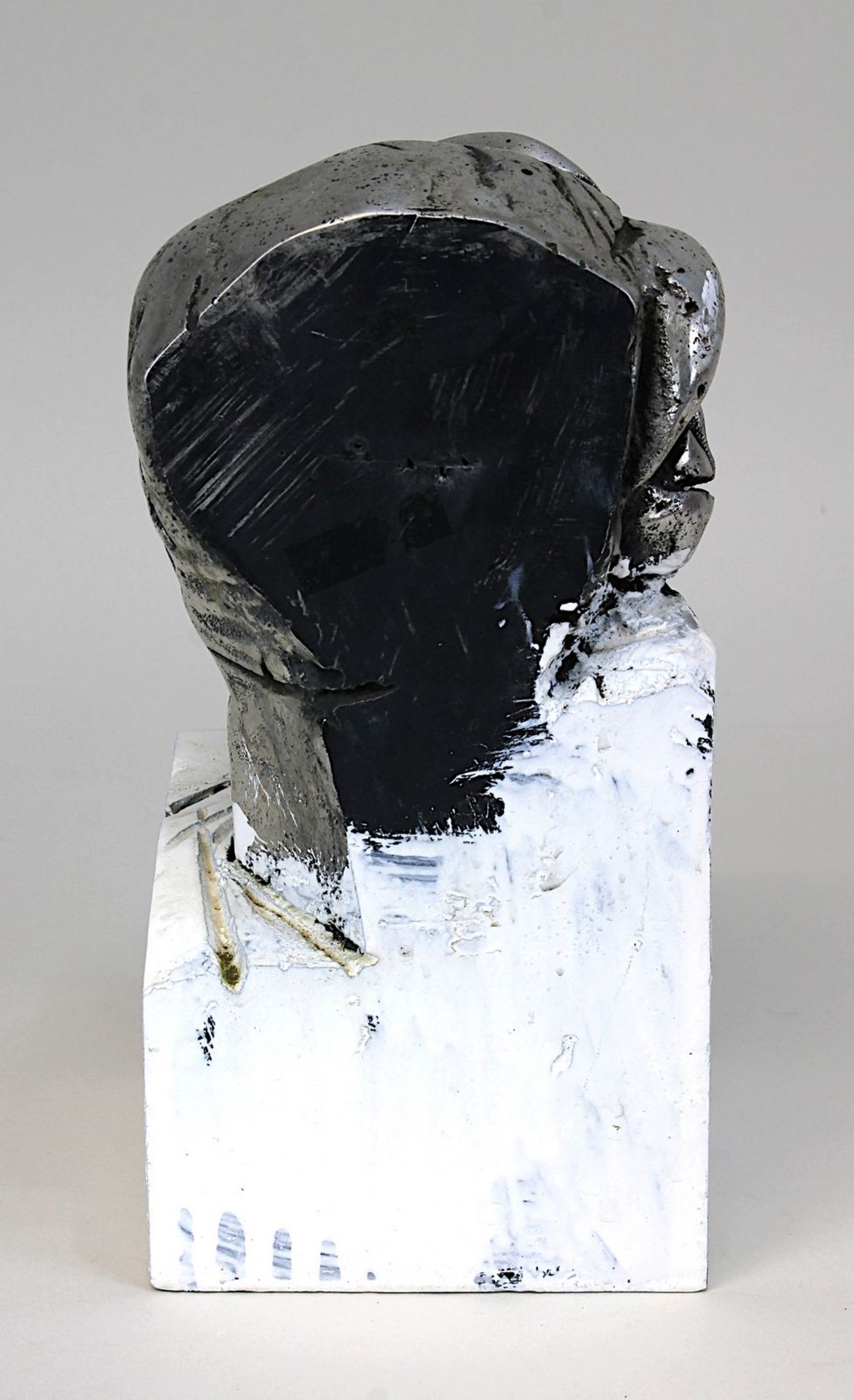 Zeitgenössischer Künstler, 2. H. 20. Jh., Kopf auf viereckigem Podest, Metallguss, partiell weiß - Bild 4 aus 5