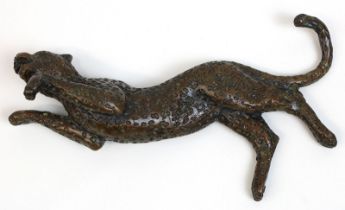 Greig, Donald (1916 - 2009), Auf der Seite liegender, ruhender Gepard, Bronze mit schöner brauner