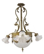 Hängelampe mit Glaslampenschirmen, deutsch um 1900, floral verzierte Messingmontur mit zentral