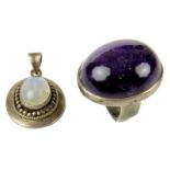 Silberring mit Amethyst und Anhänger mit Mondstein: Ring Frankreich um 1970, mit schwerer