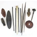 Konvolut Kleinteile, meist Holz, Papua-Neuguinea, darunter 2 Miniatur-Amulettmasken mit "