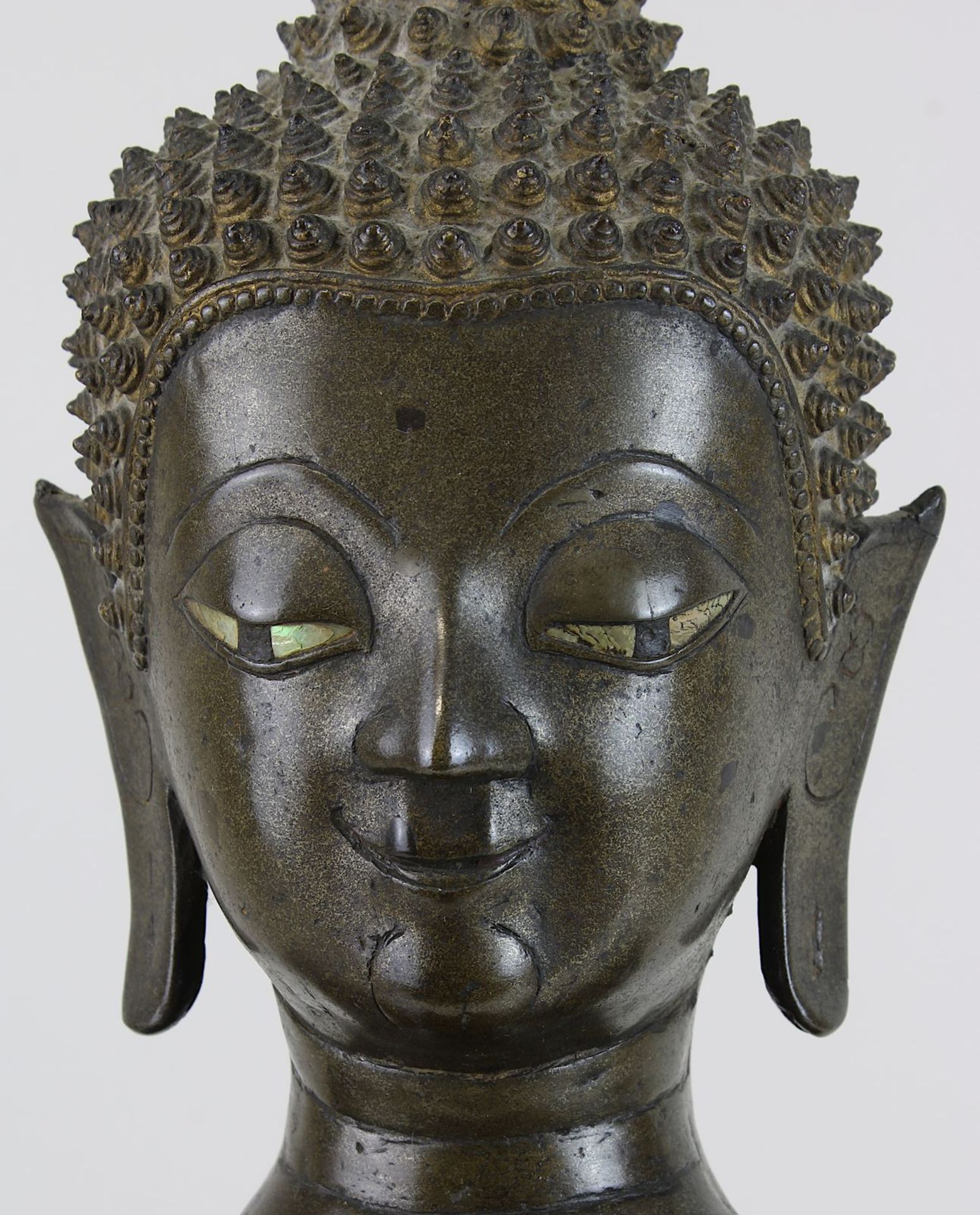 Großer Bronze-Buddha, Siam wohl um 1800, Buddha in Meditationshaltung auf glattem mehreckigem Sockel - Bild 6 aus 6